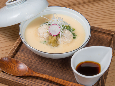 鶏の濃厚な旨みを味わう『博多水炊き茶碗蒸し』
