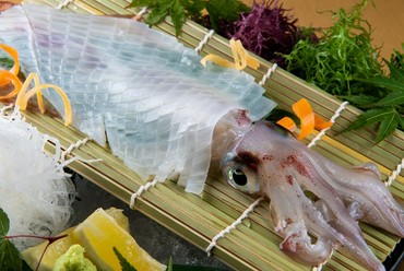 熟練の職人にしかできない技で味を引き出す『イカの姿造り』