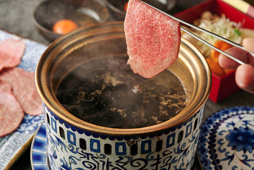 キノコの旨味とお肉の甘み、濃厚卵が絡み合う『金物名物ブリしゃぶ』