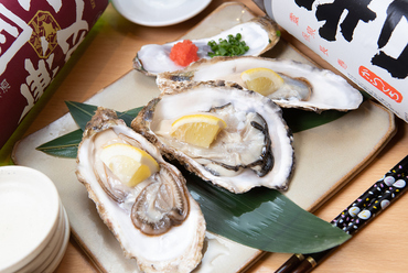 レモンを絞ってチュルッといただく『石巻産生牡蠣』