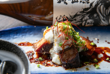 こってりとさっぱりで食べ応えアリ!『豚角煮のとろろがけ華酒仕立て』