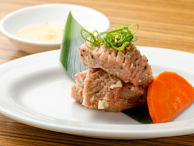 特製のあっさりだれで召し上がれ! 丁寧に手切りされ、ニンニクと塩コショウがきいた『タン元厚切り』