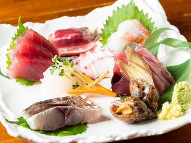 仕入れからこだわる新鮮な『刺身盛合せ』