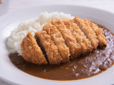 極厚のとんかつは圧巻のボリューム! 女性ファンも続出の『とんかつカレー』