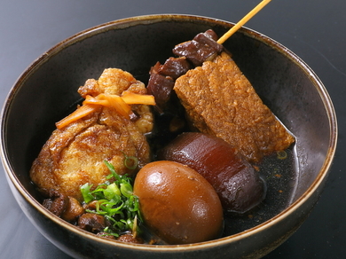 だしが染み込んだ味わい深い一品『鶏ガラ煮込みの盛り合わせ』