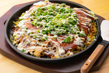 中華麺の“カリッ”とした食感が楽しめる『広島風お好み焼き』