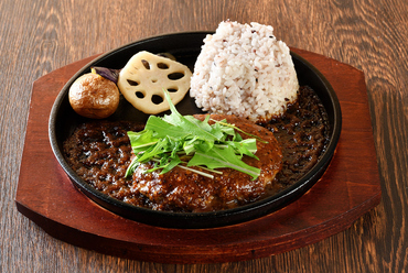 香味野菜、ブラックペッパー、ガーリックの入ったソースが食欲をそそる『ラムバーグ』