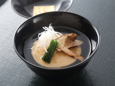 月を模した蒸し豆腐が風味豊かな『鱧の満月豆腐』