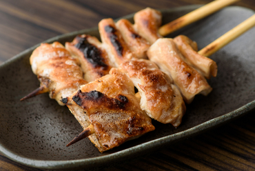 一本ずつ手打ちで仕上げ、備長炭の炭火で焼き上げた『焼鶏』