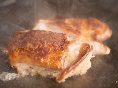 皮はパリッと弾力良く。鮮度抜群の鶏肉を丁寧に焼き上げた『鉄板焼き チキンステーキ』