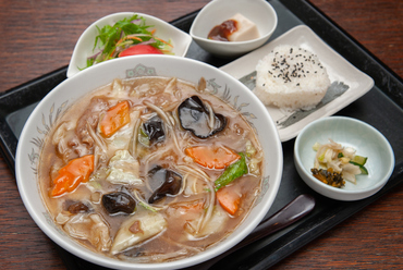 野菜たっぷり!不動の人気メニュー『あんかけラーメン定食』