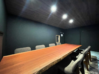 シックなテーブル席による落ち着いた完全個室。