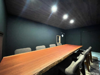 シックなテーブル席による完全個室を新設。