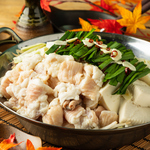 冬の定番『もつ鍋』！もつとたっぷりの野菜が、コク深いスープと絶妙に絡み合う至福のひとときを味わえます