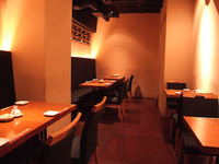 テーブルでワインを…