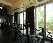 オープンキッチン、高い天井のおしゃれな空間で、美味しい料理と豊富なドリンクを