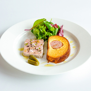 リヨンのスペシャリテ ピスタチオ入りソーセージのブリオッシュ 鴨のテリーヌ カンパーニュ風 