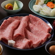 大判にスライスされた「山形牛」を特製の割り下でいただく『すき焼』