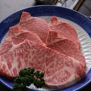 厚めにカットし、肉の旨味を味わう焼肉