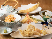 つな八独自のてんつゆとお塩で味わう、自慢の天ぷら