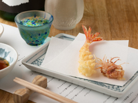 朝市場で目利きして仕入れる旬の魚介類を、職人技で天ぷらに