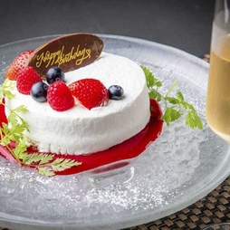 大切なお誕生日・記念日に！
乾杯スパークリング・ア二バーサリープレート（ホールケーキ）付！