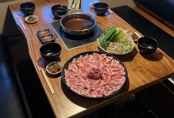 芋豚とはサツマイモを配合した植物性飼料（ビタミンEが通常の3～4倍含有）で育てた豚です。