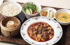 2週ごとに主菜が替わる「桃李膳A」と「和牛入り麻婆豆腐」の「桃李膳B」