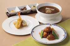 山菜と海老の花咲き揚げや常陸の輝きと春野菜の酢豚など春の食材満載のランチ限定コースです。