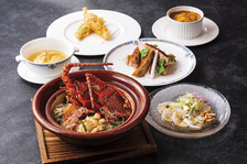 茨城沖で水揚げされたイセエビをお一人様一尾使用。
余すことなく多彩な料理でお楽しみください。