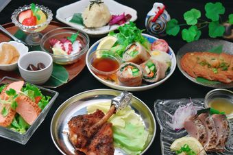 骨付鳥や四国のうまいもんが大集合！地元の素材をたっぷりと使用した讃岐を満喫できるコースです。