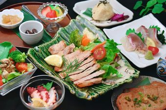 地元の旬の食材や郷土料理を豪快に！ぴかでり屋自慢のコース料理をお楽しみ下さい。