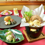 京料理の定番「湯葉」「生麩」料理や「旬の味覚」を様々な和食料理で心行くまで楽しんで頂けます。
