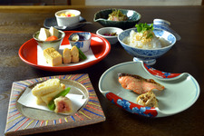 毎月旬のものを使って季節の味覚を楽しめる月替わりのコース