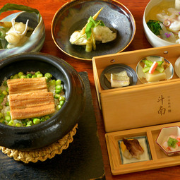 黒毛和牛や鮪を旬の味覚と共に味わう。郷土の産直旬素材の味わいと香りを堪能する彩り懐石