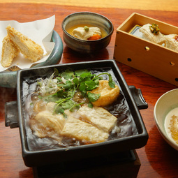 黒毛和牛や鮪を旬の味覚と共に味わう。郷土の産直旬素材の味わいと香りを堪能する彩り懐石