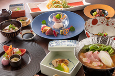 高知の風土や季節の恵みの活かし方を知り尽くす主人・芝誠司による「おまかせコース」です。