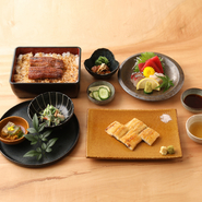 お昼のお食事を少しだけ豪華に。
うなぎ一本分を贅沢に使用した様々なお料理をお楽しみいただけます。