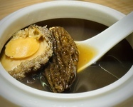 仏跳牆は、海と山の幸を贅沢に煮込むのスープ料理である。