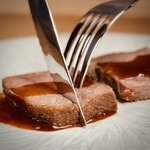 香りと味わいも深い十年陳紹興酒贅沢な入れ、厚切り牛タンの煮込である。穗苑名品「ホワイトスワン」付き