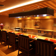 揚げたての天ぷらを楽しめるカウンター席で格別の食体験を。