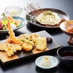 オープンキッチンにて、旬の天ぷらをお手軽に堪能できるお得なコースです。
