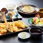 オープンキッチンにて、匠の天ぷらを存分に堪能できるコースです。