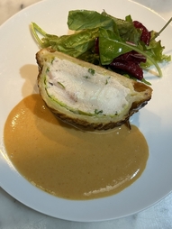 こだわりの食材を使ったフレンチコース
クラシックなフランス料理を気軽に楽しめる
記念日などにもおすすめ