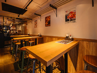 木の温もり感じる、シックで落ち着いた雰囲気が魅力の空間