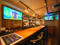 落ち着いたカウンター席で二人だけの時間を