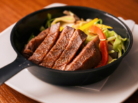 生ビール、ワインも含む55種類120分飲み放題付き、厚切り牛タンステーキも付いたプレミアムコースです。