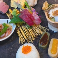 茜ーakaneー土曜日ご予約限定コース。乾杯ドリンク1杯と懐石ワンプレートと選べるメイン料理。満足コース。