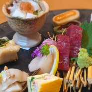 茜-ーakaneー土曜日限定コース。乾杯ドリンク一杯と懐石ワンプレートと選べるメイン料理。満足コース
