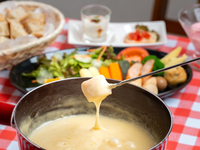 今年の冬はスイス気分で乾杯☆ふぉんでゅ亭自慢のお料理と、カクテル・モクテルも充実の飲み放題付♡